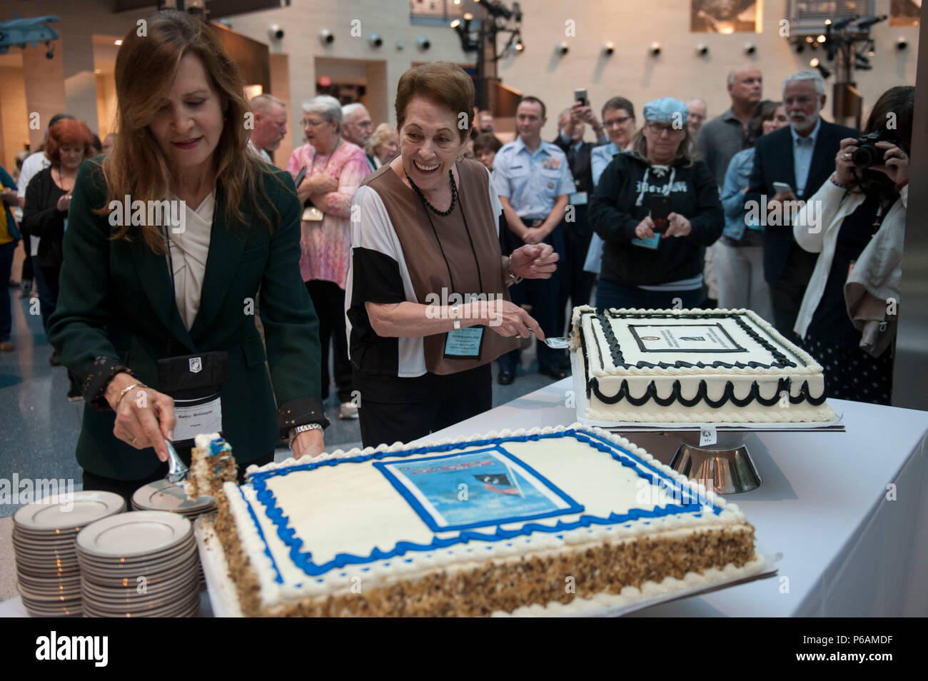 L Epouse Du Directeur De La Defense Pow Mia Agence Comptable Nancy Mckeague A Gauche Et Le President Et Chef De La Ligue Nationale De Pow Mia Familles Ann Mills Griffiths Participer A Un Gateau Symbolique