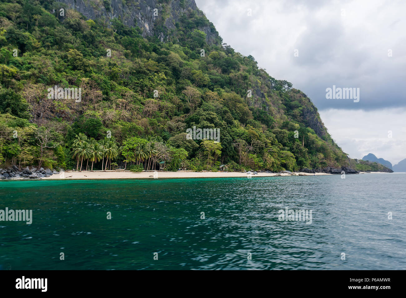 Île verte avec des palmiers, des plages d'un blanc pur et d'eau turquoise bleu clair Banque D'Images