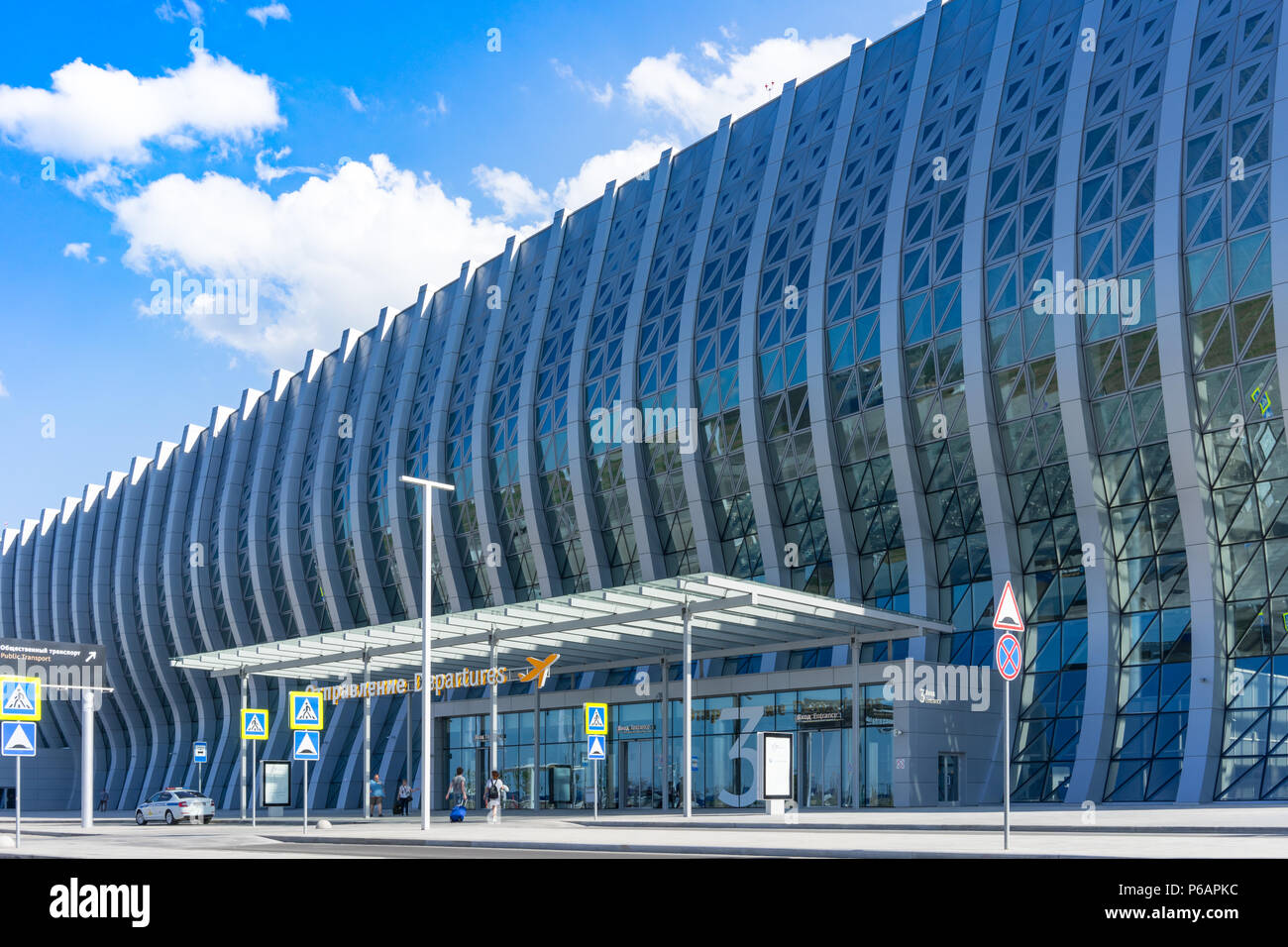 Simferopol, Crimée-mai 22, 2018 : l'entrée de l'édifice moderne de l'aéroport. Banque D'Images
