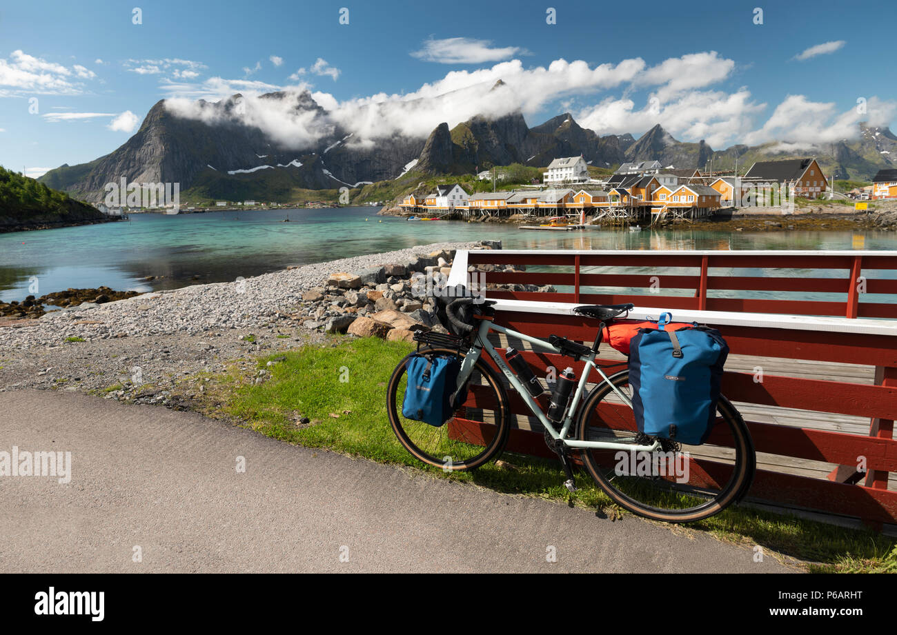 Cycle de tournée sans rouler à reine, îles Lofoten, Norvège. Banque D'Images