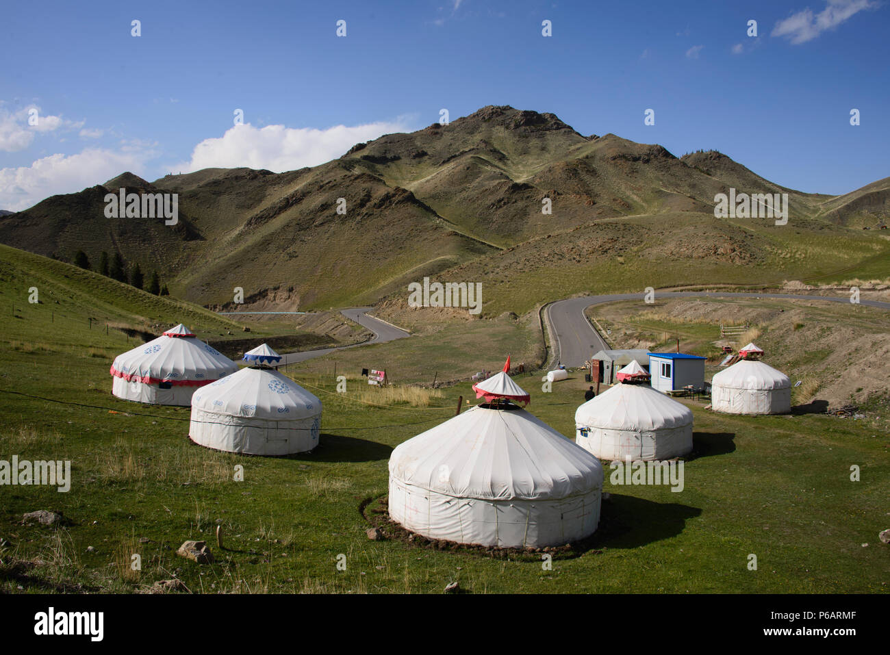 Yourtes kazakhes près du lac Sayram, Xinjiang, Chine Banque D'Images