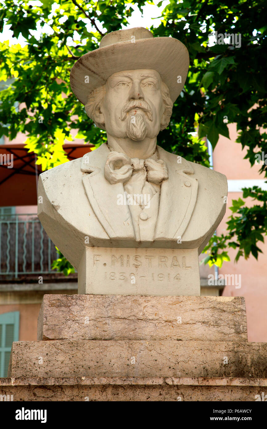 France, Provence Alpes Cote d'Azur, département du Var (83), Saint-Maximin-La-Sainte-Baume, la place de l'hôtel de ville, statue de Frédéric Mistral Banque D'Images