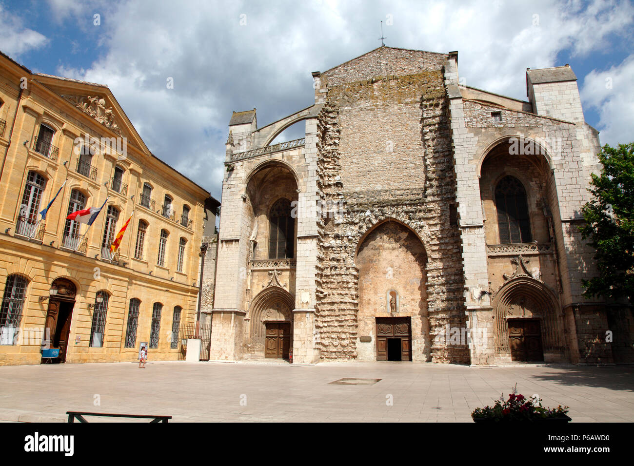France, Provence Alpes Cote d'Azur, département du Var (83), Saint-Maximin-La-Sainte-Baume, L'hôtel de ville et la basilique Sainte Marie Madeleine Banque D'Images