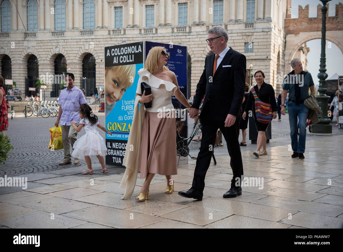Les gens bien habillés à la mode,la Bella Figura, dans les rues de Vérone, Vénétie, Italie. Vérone est une ville sur la rivière Adige Vénétie, Italie, avec une Banque D'Images