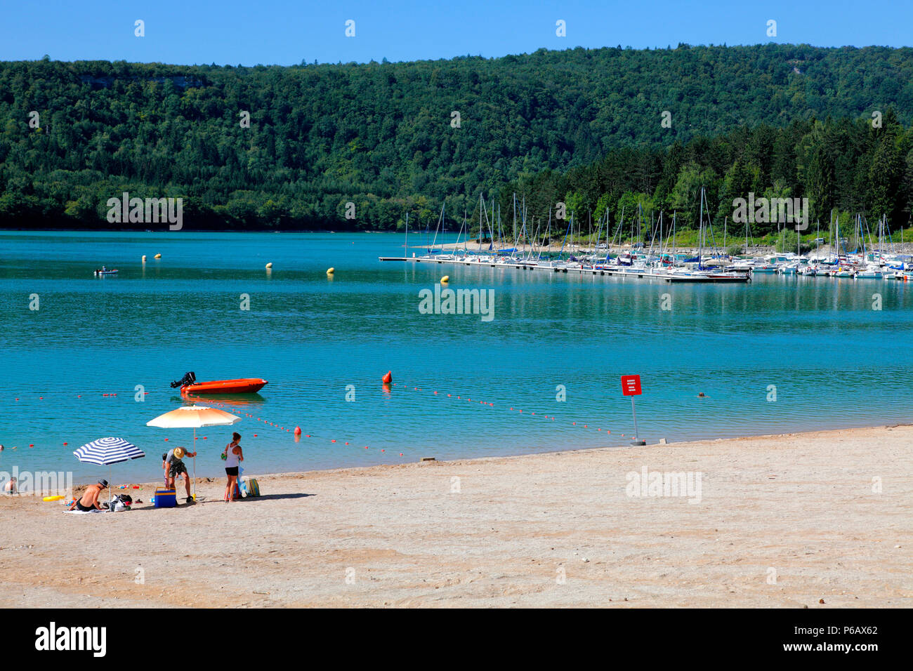 France, Bourgogne Franche Comte, Jura (39), lac de Vouglans près de Maisod,  port et plage de la la Mercantine Photo Stock - Alamy