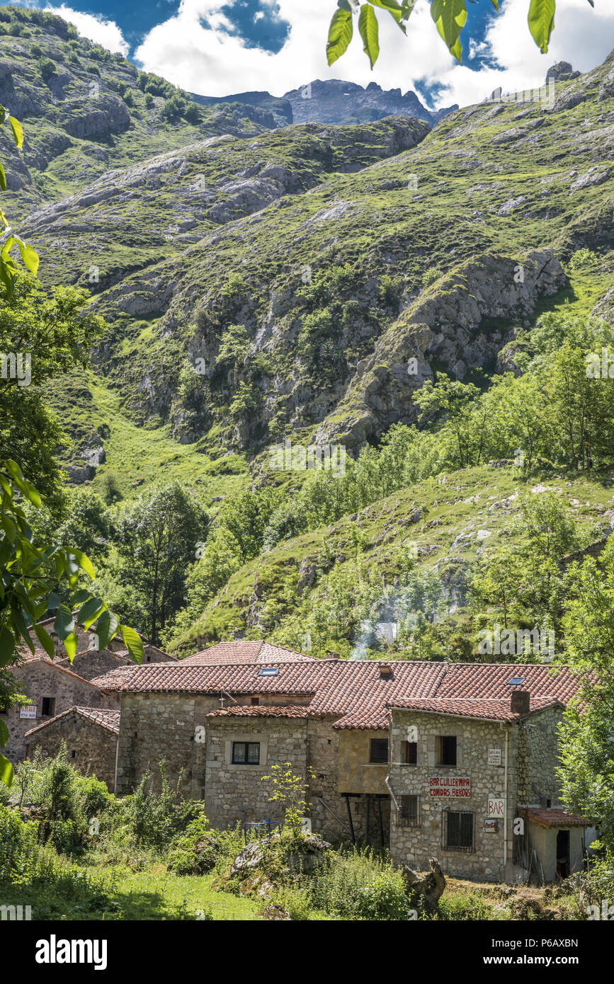 L'Espagne, parc national de los Picos de Europa, Bulnes montagnes, maisons du village de Bulnes, faible-angle shot Banque D'Images