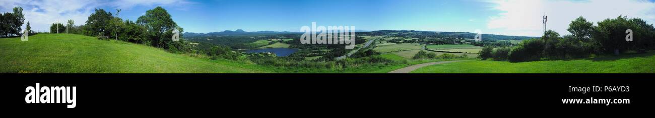 Vue panoramique sur la chaîne des Puys - Puy-de-Dôme, Auvergne. Vu du puy de Mouffle. 26999x3028 px Banque D'Images