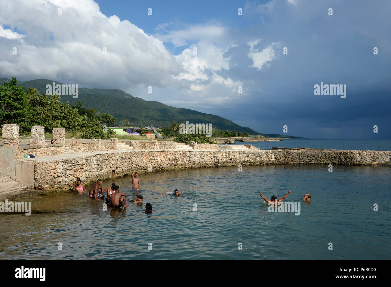 Cuba, Santiago de Cuba, certains touristes cubains sont de profiter de la mer dans une piscine artifcial construit dans la mer à Chivirico Banque D'Images