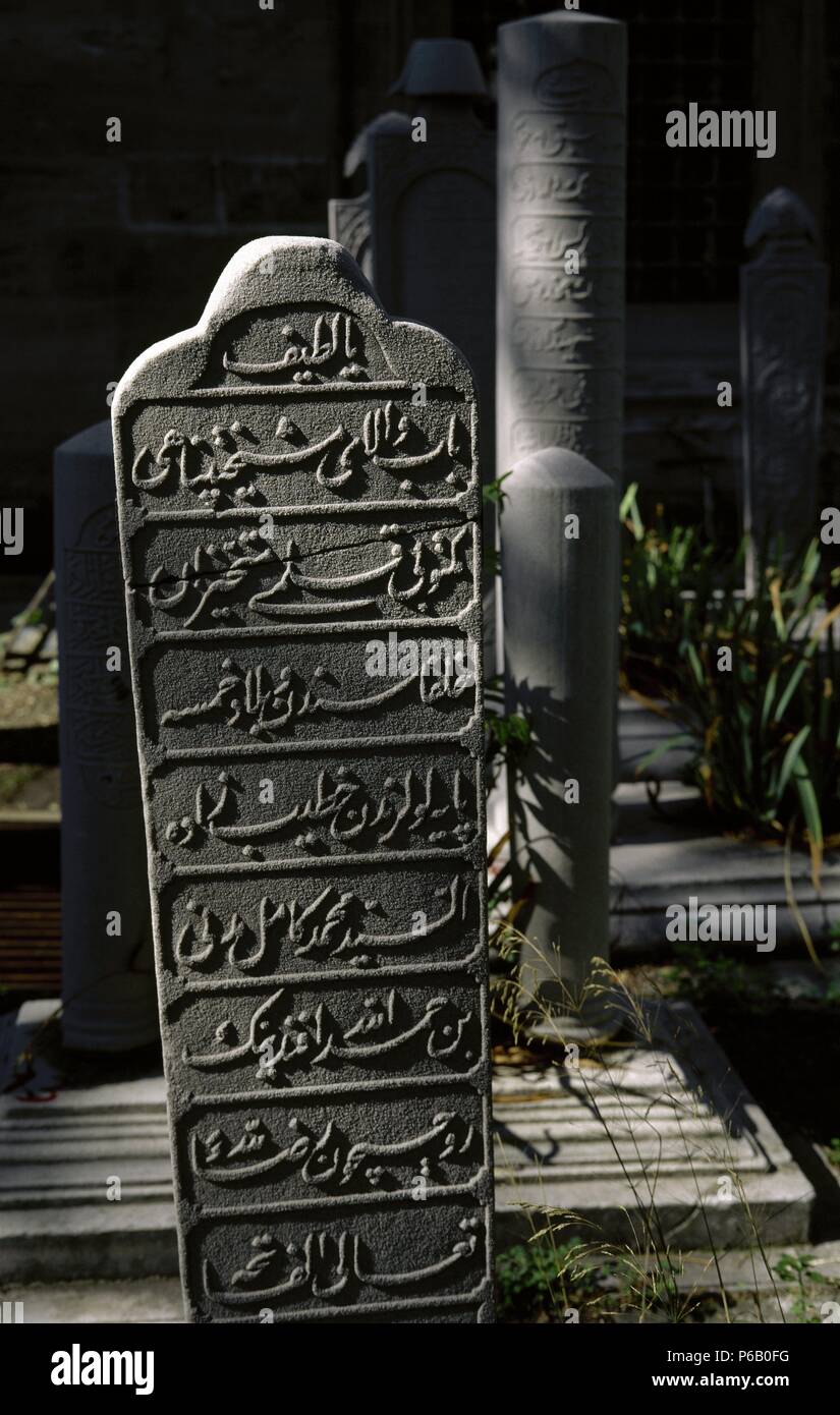 La Turquie. Istanbul. Les stèles de pierre ottomans inscricpiones.cimetière. SŸleymaniye complexe de mosquée. Banque D'Images