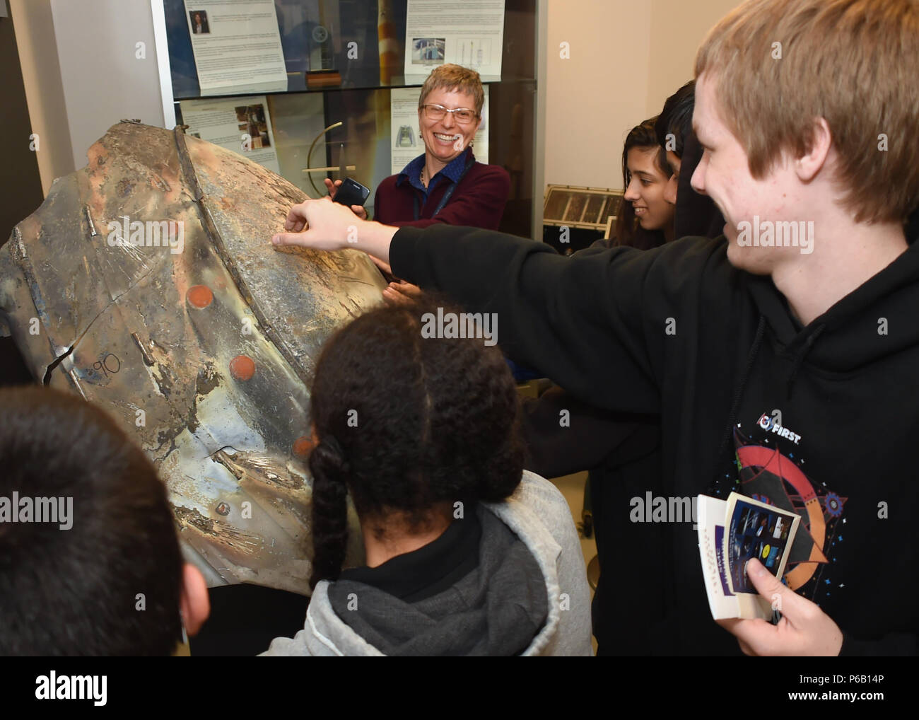 Karen Austin, centre, un historien dans le avec l'espace et systèmes de missiles de l'histoire du Centre Social, montre aux étudiants de Hawthorne High School un grand morceau de débris spatiaux en orbite autour de la tige au cours d'une visite à Los Angeles Air Force Base à El Segundo, Californie, le 26 mai 2016. (U.S. Air Force photo de Sarah/Corrice publié.) Banque D'Images