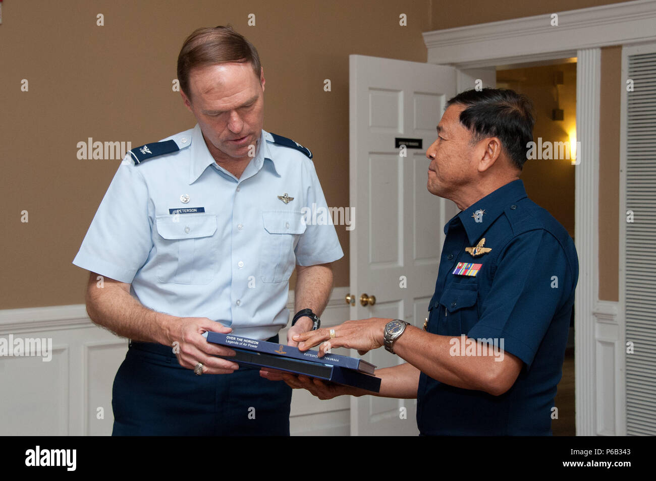 Maxwell AFB, Ala. - Colonel Michael Peterson, Directeur, Affaires internationales de l'Université de l'air et Commandant, Responsable International School, à gauche, reçoit un jeton pour l'Université de l'Air Air Vice Marshal Noppadon Boonman, Directeur adjoint, à l'éducation et de formation, Royal Thai Air Force, le 13 mai 2016. Peterson présente la délégation thaïlandaise à l'Air War College, de l'Air Command and Staff College, l'École de l'air et de l'Études spatiales avancées, et Officier de l'Escadron College homologues. (Photo par Melanie Rodgers Cox/libérés) Banque D'Images