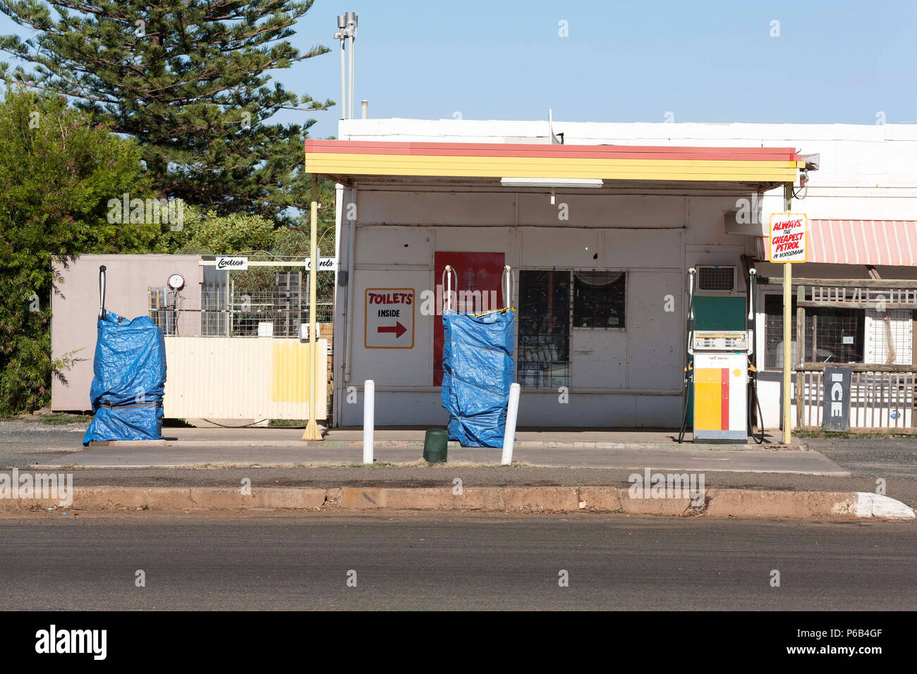 Fermé Station-service Shell, Norseman Australie Occidentale Banque D'Images
