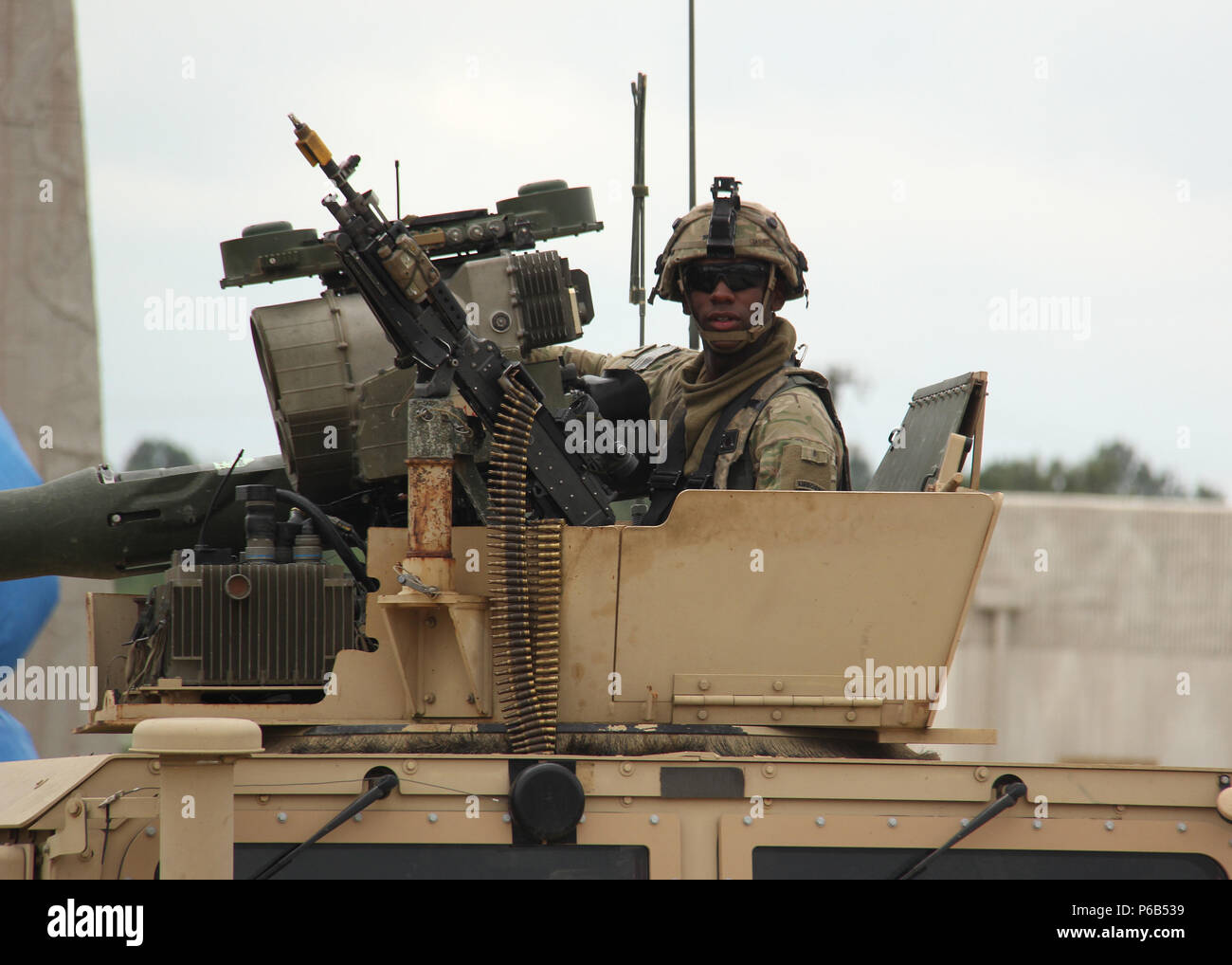 Le 17 avril 2016, à Fort Polk, en Louisiane, des soldats américains de la 1st Brigade combat Team de la 101st Airborne Division mènent un entraînement au combat pendant le JRTC 16-06. Exercices d'entraînement axés sur les scénarios de combat urbains et ruraux, les manœuvres tactiques, la maîtrise du fusil M-4, la préparation avant le déploiement, la coordination des unités, leadership, conscience de la situation, travail d'équipe et exécution de la mission pour préparer les soldats au déploiement. Banque D'Images