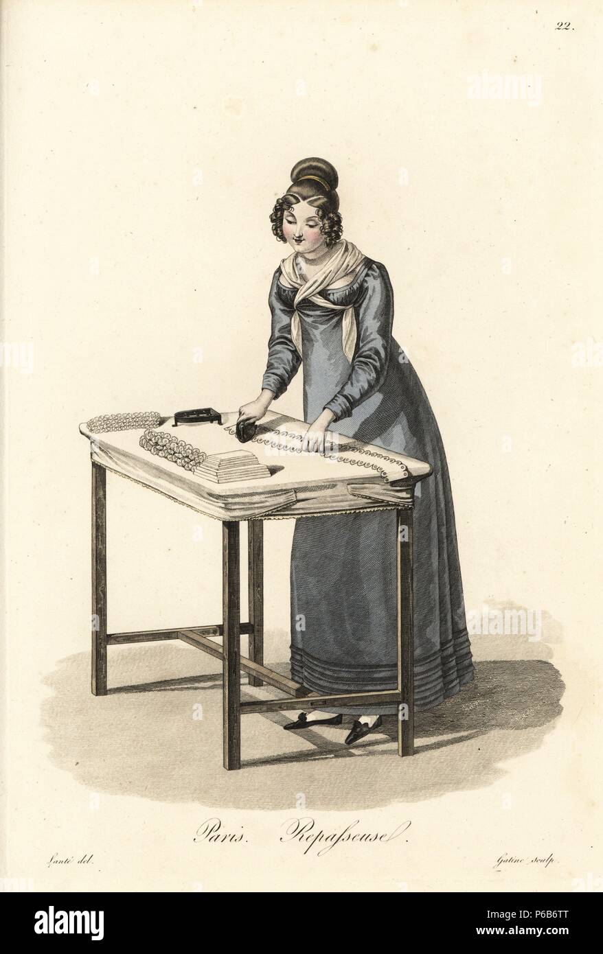 Femme presser, Paris, début du xixe siècle, les vêtements sur une table de  repassage, portant une robe bleu avec écharpe blanche, et ses cheveux en  boudins et un chignon. La gravure sur