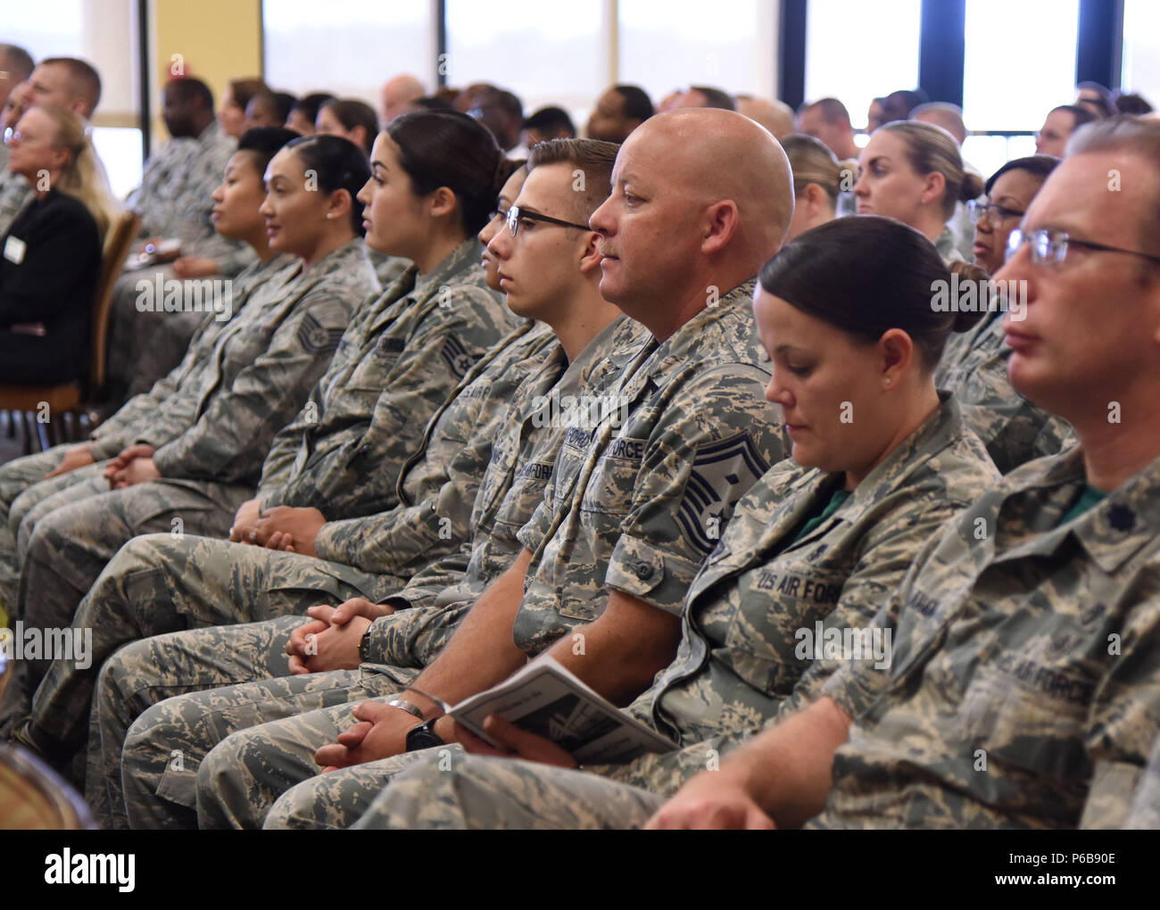 81st Medical Group est la composante soins de santé de la 81st Training Wing de la base aérienne de Keesler, Mississippi. Le 22 juin 2018, les participants se sont réunis au Bay Breeze Event Center pour la cérémonie de passation de commandement de l’unité. L'image d'archive enregistre l'événement formel signifiant le transfert de l'autorité de commandement au sein du groupe. Banque D'Images