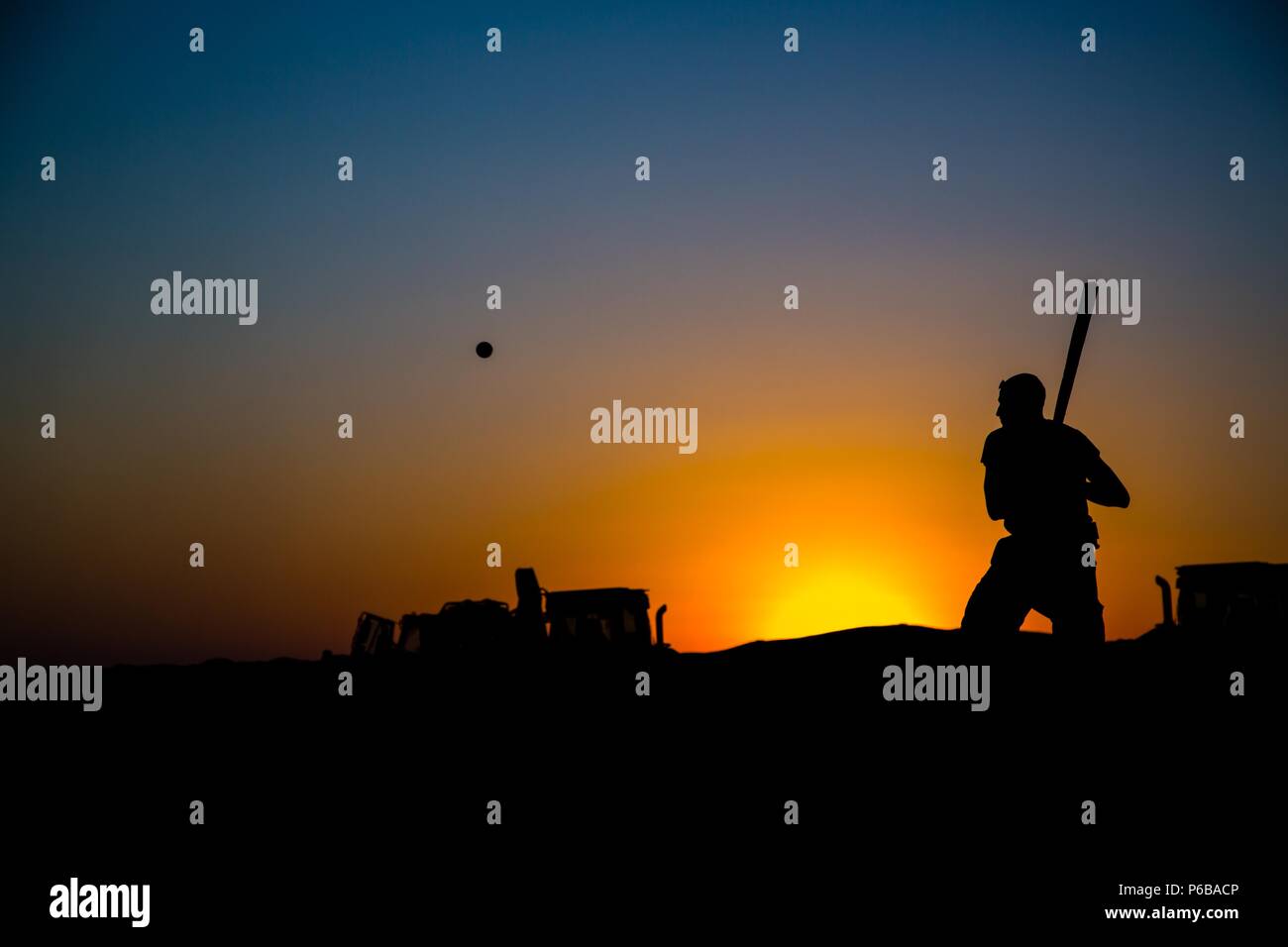 Le sergent de l'armée américaine. Juan Vallellanes-Ramos, 3e régiment de cavalerie, se prépare à bat lors d'un match de baseball improvisé près de la frontière iraqo-syrienne, 23 juin 2018. Les forces de sécurité irakiennes et les partenaires de la Coalition a fourni l'appui feu pour aider les forces démocratiques syriennes comme ils continuer l'opération Roundup, l'offensive militaire à accélérer la défaite d'ISIS qui reste au milieu de la vallée de l'Euphrate et la région de la frontière irako-syrienne. (U.S. Photo de l'armée par la CPS. Anthony Zendejas IV) Banque D'Images