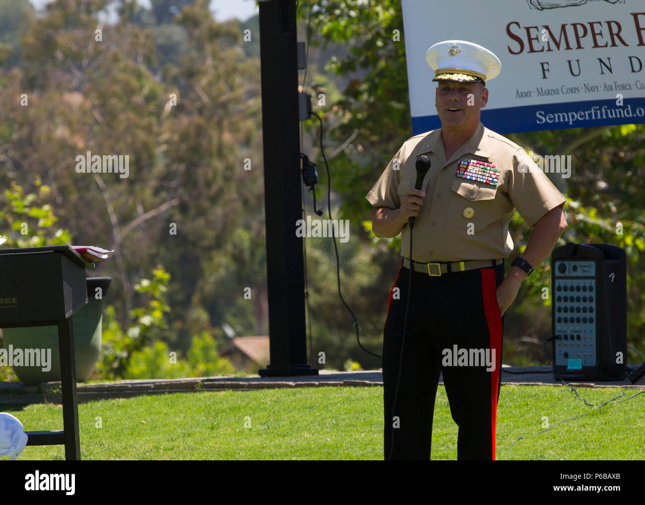 U.S. Marine Corps Brig. Le général Stephen Sklenka, commandant général de la première Marine Logistics Group, donne un discours d'accueil à propos de la générosité et de l'espoir aux participants du 7e congrès annuel de charité ouvert Semper Fi dans Vista, Californie, le 25 juin 2018. Le Semper Fi a ouvert une activité de financement organisée par le Semper Fi Fund, un organisme de bienfaisance sans but lucratif qui offre un soutien aux anciens combattants et militaires. (U.S. Marine Corps photo par le Cpl. Lukas Kalinauskas) Banque D'Images