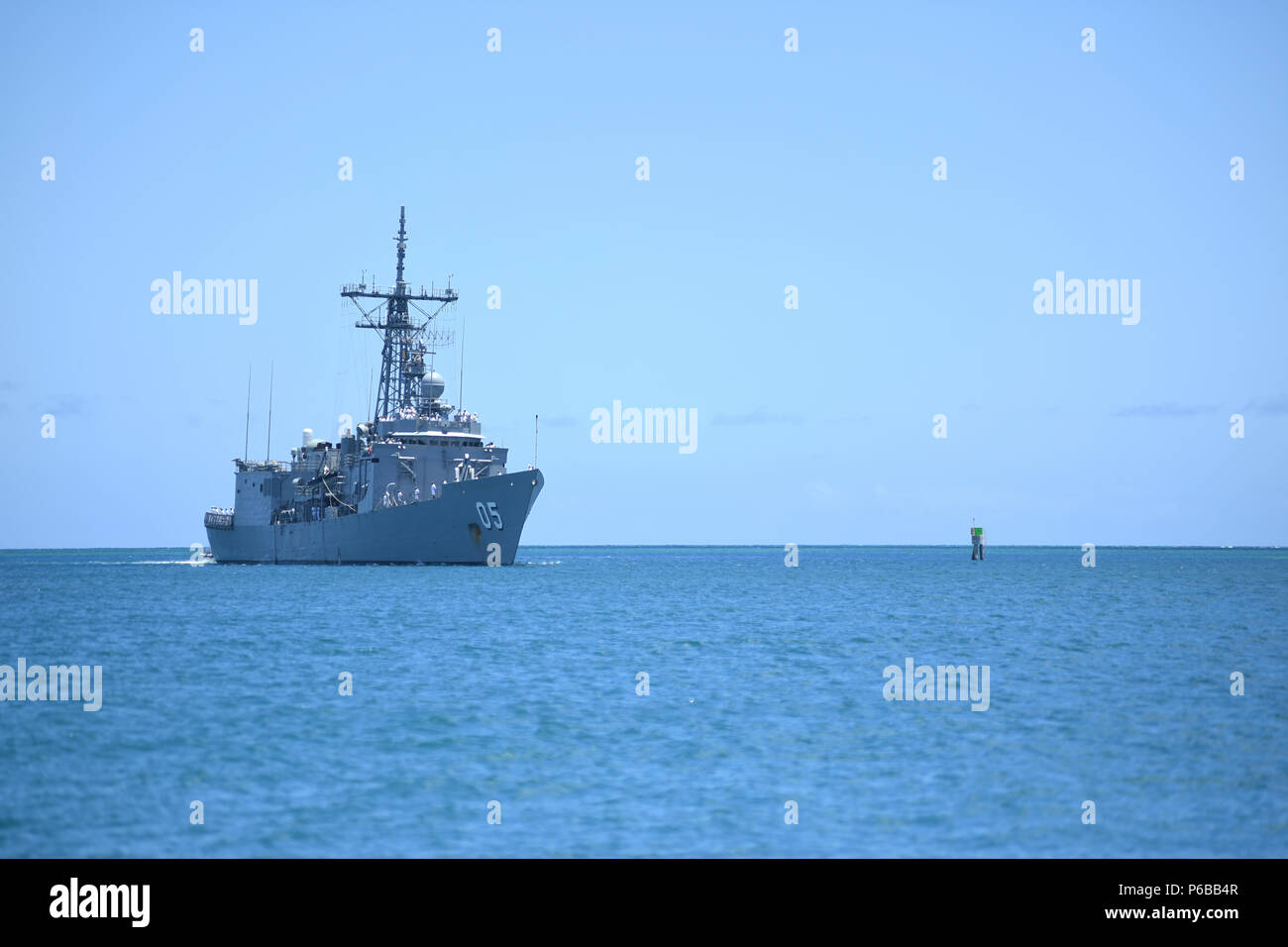 180625-N-NU281-0039 PEARL HARBOR (25 juin 2018) de la Royal Australian Navy la frégate lance-missiles HMAS Melbourne (FFG 05) arrive à Pearl Joint Base Harbor-Hickam en préparation de l'exercice RIMPAC 2018. Vingt-cinq nations, plus de 45 navires et sous-marins, environ 200 avions et 25 000 personnes participent à l'EXERCICE RIMPAC du 27 juin au 2 août dans et autour des îles Hawaï et la Californie du Sud. Le plus grand exercice maritime international RIMPAC, fournit une formation unique alors que la promotion et le soutien de relations de coopération entre les participants essentiels pour assurer la s Banque D'Images