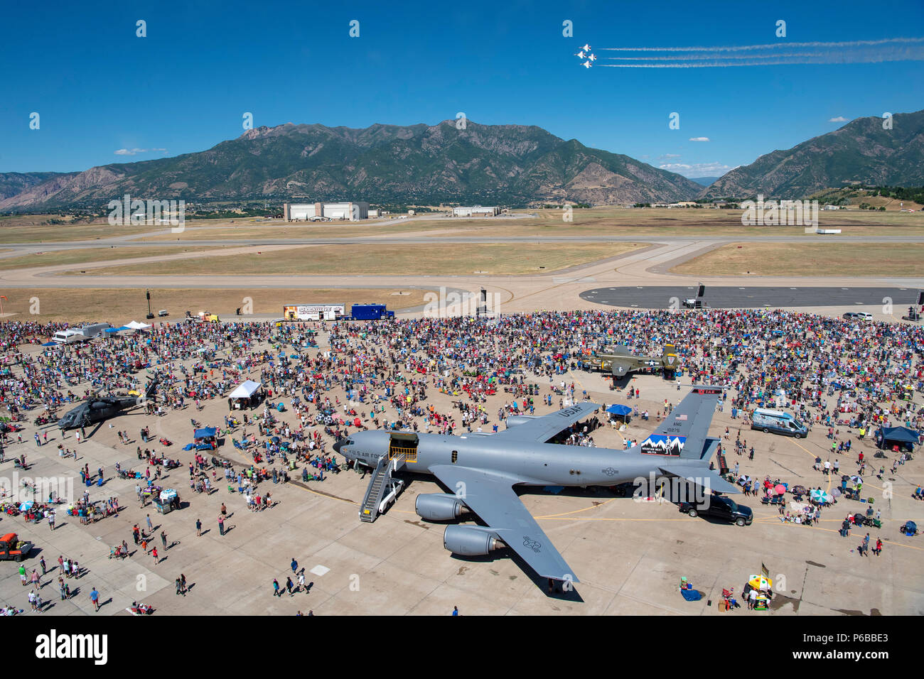 L'escadron Thunderbirds de démonstration aérienne de l'United States Air Force est l'équipe de démonstration officielle de l'United States Air Force créée en 1953. L'escadron effectue des manœuvres de vol lors du salon aérien de l'Utah à Ogden, Utah, le 24 juin 2018. L'image d'archives enregistre les formations aériennes réalisées dans le cadre du programme public. Banque D'Images