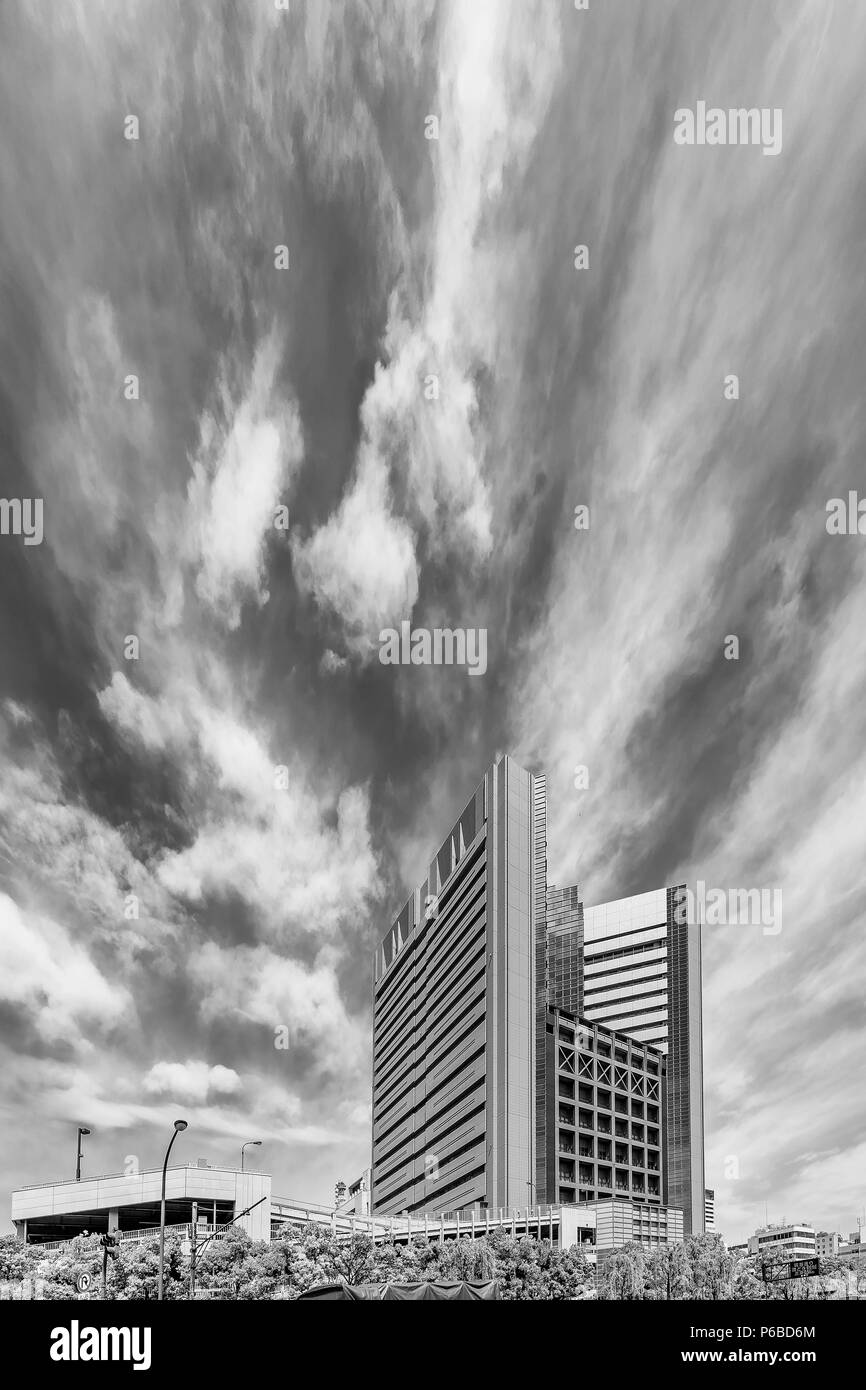 Ciel dramatique au-dessus de l'arrondissement de Chuo de Tokyo, Japon Banque D'Images