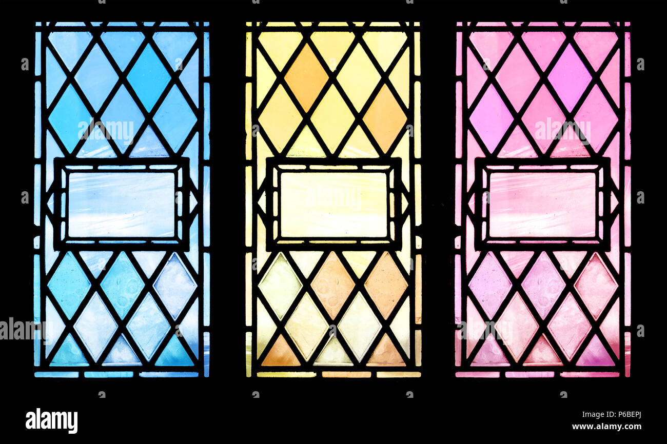 Triptyque d'un ancien vitrail, avec les pans d'aperture. Petit détail répétée en trois versions de couleur, avec l'espace pour le texte ou inse Banque D'Images