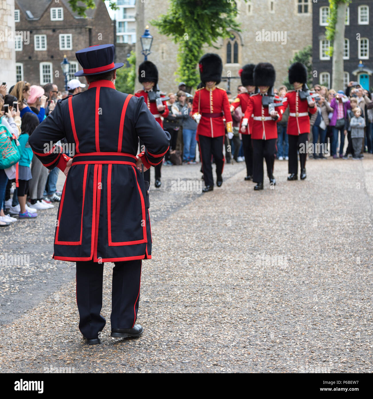 Londres, UK - 7 juin 2017 : la garde côtière et Beefeater sur Queens parade à la Tour de Londres, dans un uniforme rouge et noir avec Banque D'Images