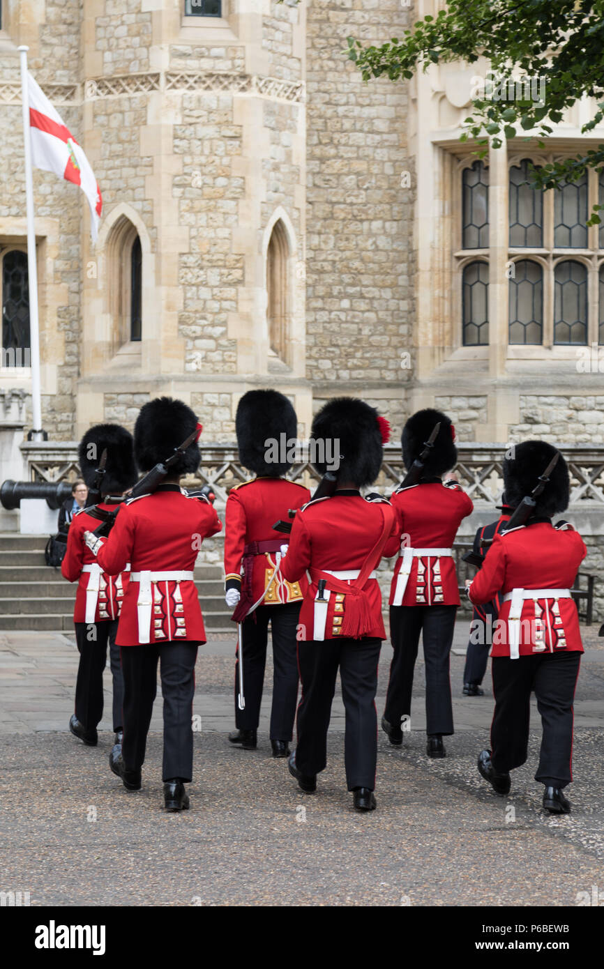 Londres, UK - 7 juin 2017 : Le Queens Guard sur le défilé de la Tour de Londres, dans un uniforme rouge et noir avec bearskin chapeaux. Banque D'Images
