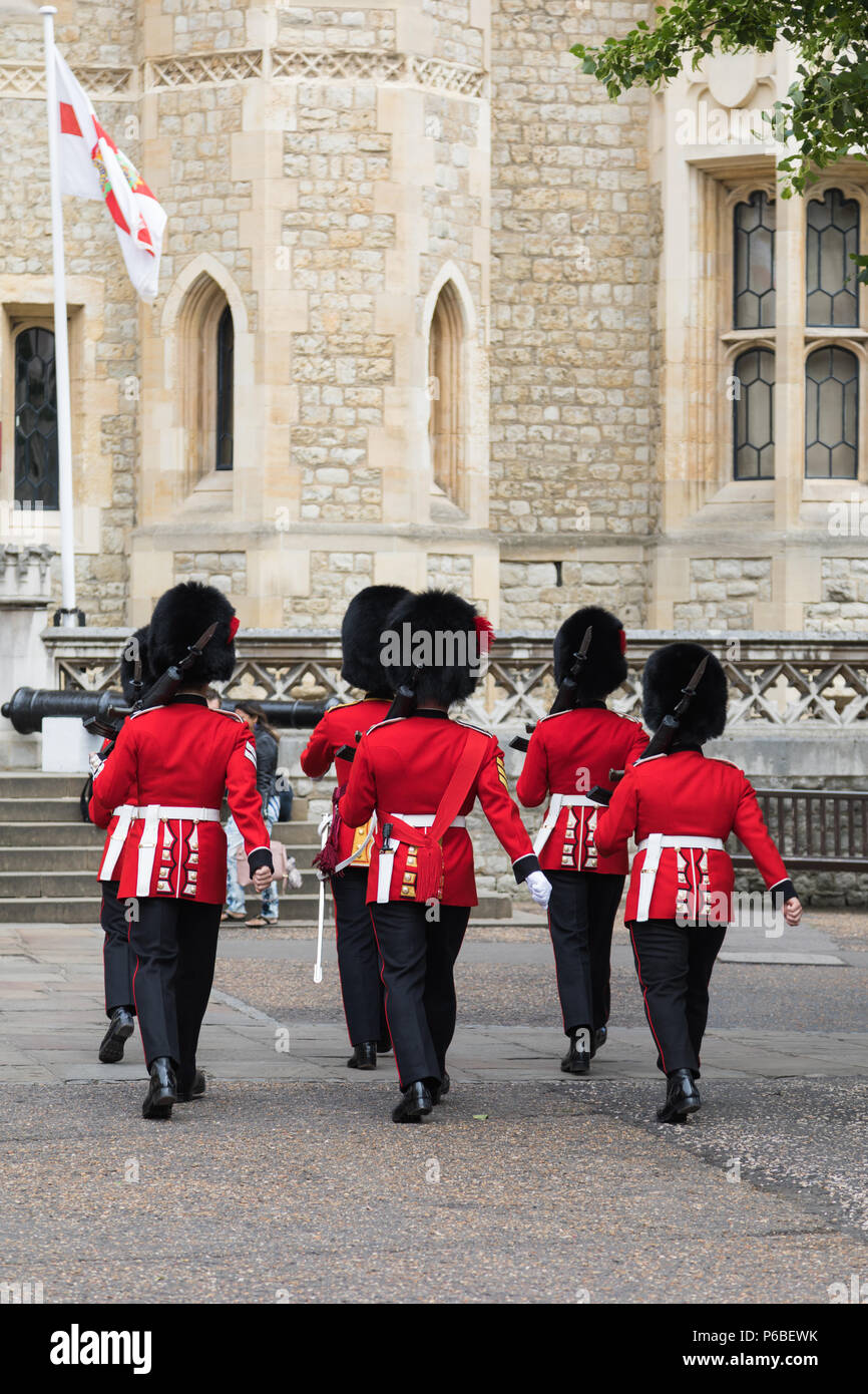 Londres, UK - 7 juin 2017 : Le Queens Guard sur le défilé de la Tour de Londres, dans un uniforme rouge et noir avec bearskin chapeaux. Banque D'Images