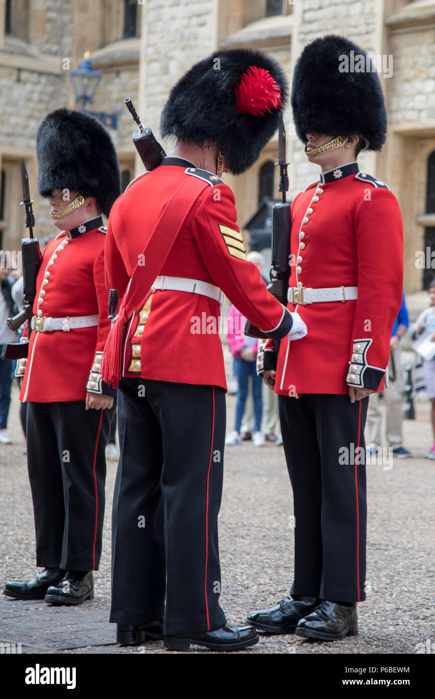 Londres, UK - 7 juin 2017 : Le Queens Guard sur le défilé de la Tour de Londres, dans un uniforme rouge et noir avec bearskin chapeaux. Banque D'Images