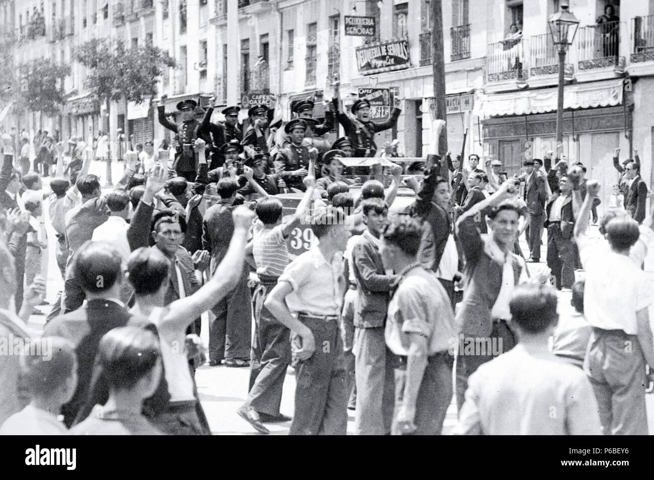 GUERRA CIVIL. ESPAÑA 1936-1939. LOS GUARDIAS DE ASALTO ACLAMADAS EN LAS CALLES DE MADRID EL 19 DE JULIO DE 1936 DESPUES DE LA LUCHA SOSTENIDA CON LAS TROPAS ( SUBLEVADAS FALANGISTAS ). Banque D'Images