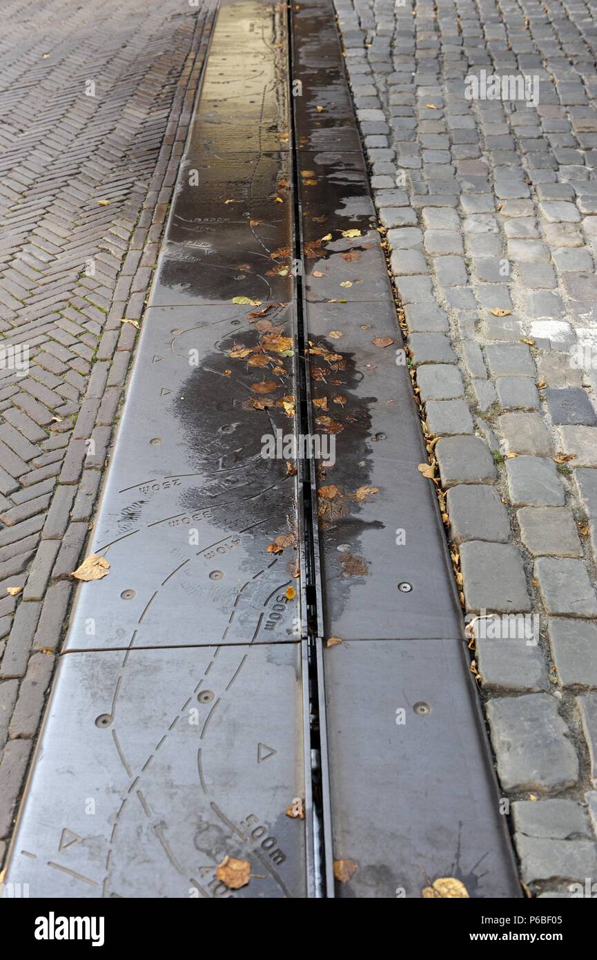 Aux Pays-Bas. Utrecht. Ligne à la chaussée indiquant l'ancien tracé du mur de la ville romaine. Banque D'Images