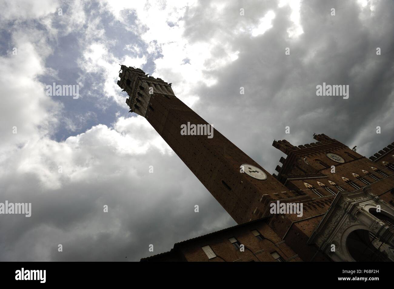 L'Italie. Sienne. Tour du Mangia, adjacent à l'hôtel de ville. Cité médiévale, 14ème siècle. 88 mètres. Piazza del Campo,. Banque D'Images