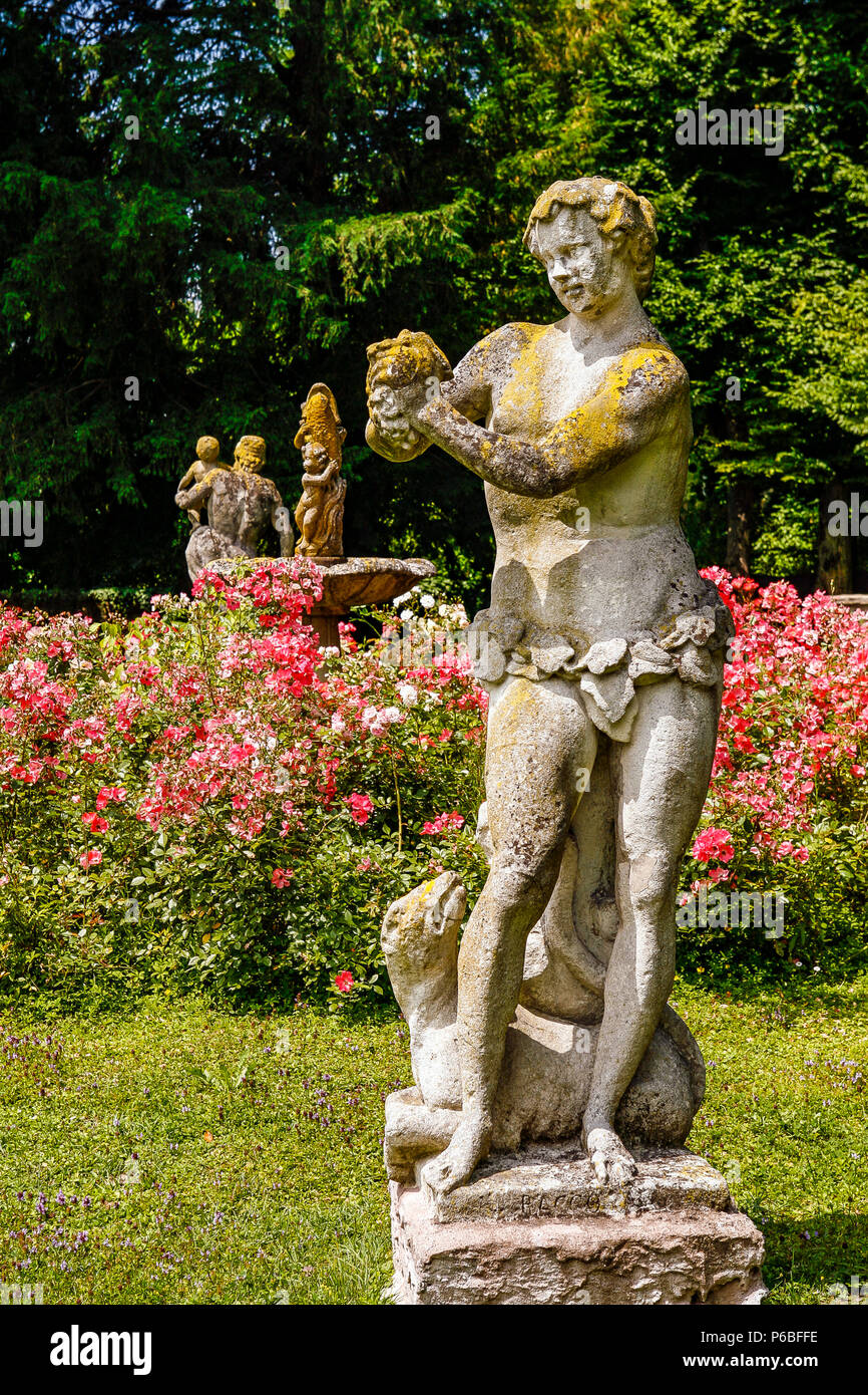 Italie Vénétie Riviera del Brenta Mira Statuas dans le parc Banque D'Images