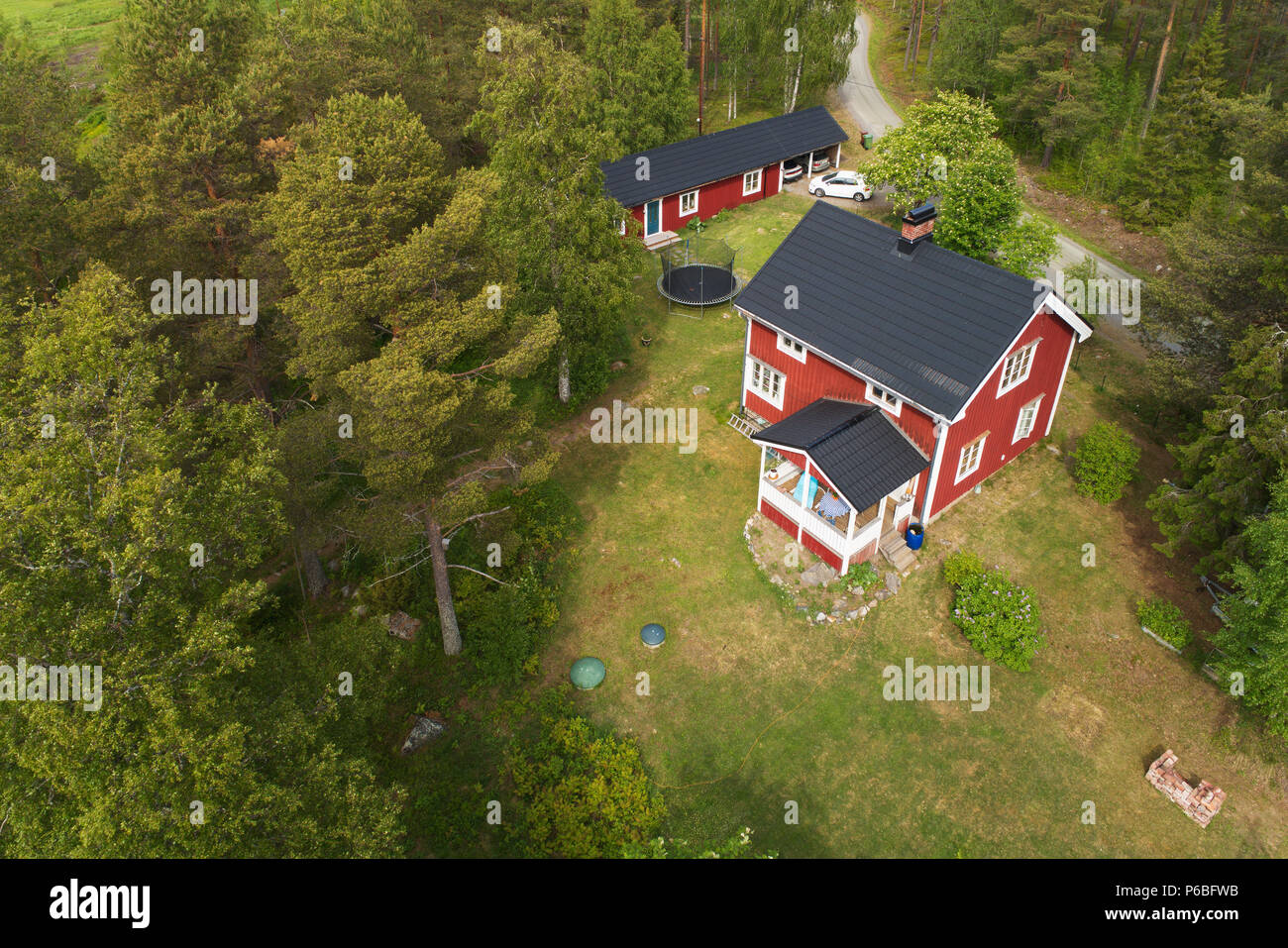 Ranea, Suède - 16 juin 2018 : Vue aérienne d'une rouge peint deux histoires l'une maison de famille construite dans les années 1930 situé sur la campagne. Banque D'Images