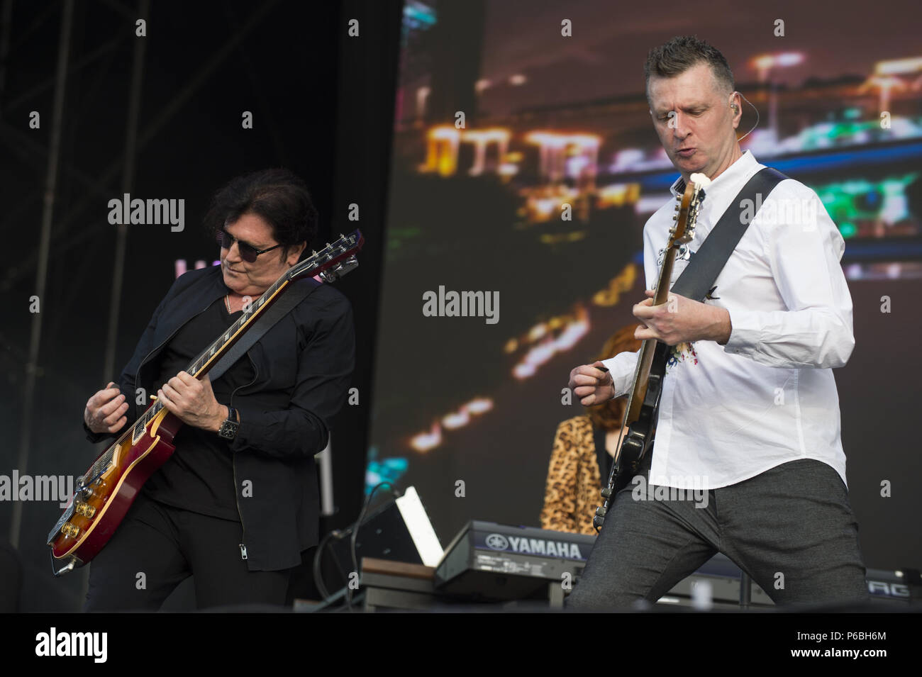 Les musiciens et les fêtards s'assister aux plus grands BBC Week-end à Perth que des concerts sont joués à travers le pays. Profitez de fêtards 22 degré de chaleur. Avec : Charlie Burchill, Ged Grimes, Simple Minds Où : Perth, Royaume-Uni Quand : 26 mai 2018 Credit : Euan Cherry/WENN Banque D'Images