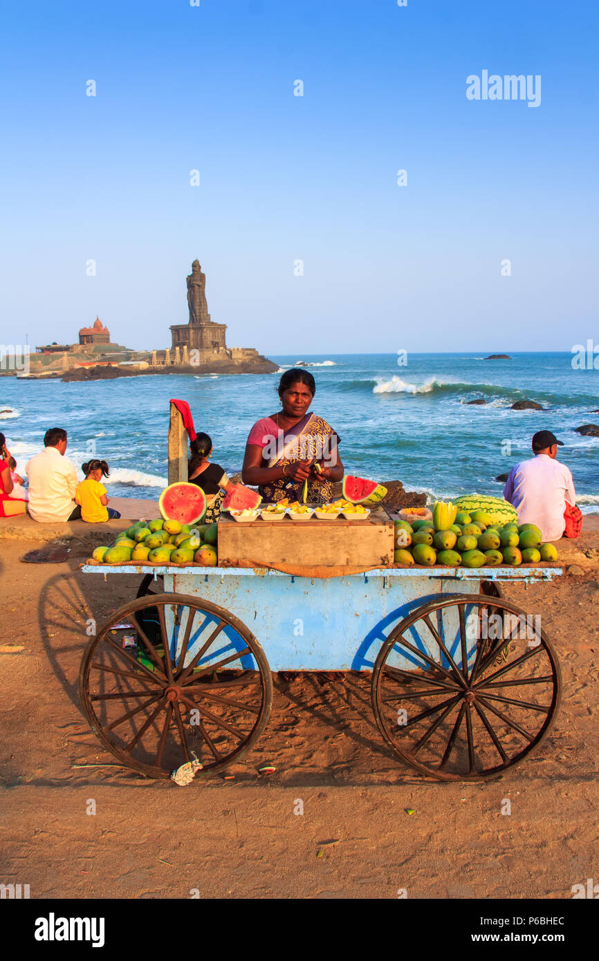 Le vendeur de fruits de Kanyakumari, Tamil Nadu, Inde du Sud - le 21 mars 2017. Banque D'Images
