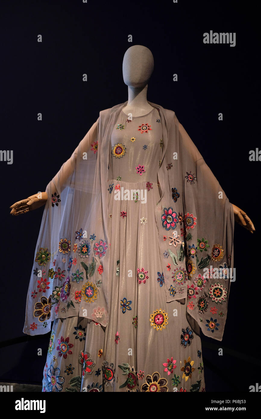Par les créateurs de mode robe israélien Naama et Tovale Chasin affichée à  la nouvelle exposition intitulée "Une Mode - Décodage robe israélienne" qui  examine un siècle de s'habiller en Israël à