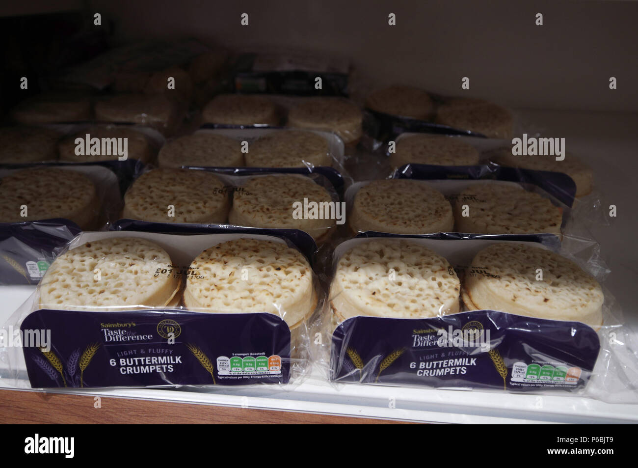 Crumpets en vente dans une succursale de supermarché Sainsburys, à Londres. Banque D'Images