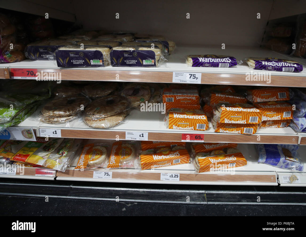 Crumpets en vente dans une succursale de supermarché Sainsburys, à Londres. Banque D'Images