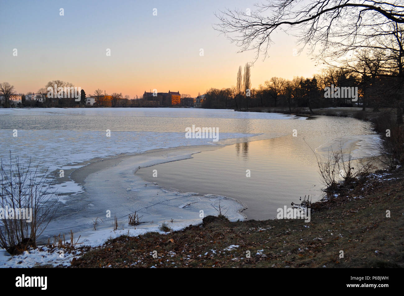 Vues au coucher du soleil de Heiliger voir en hiver, un lac à Potsdam, Brandebourg, Allemagne Banque D'Images