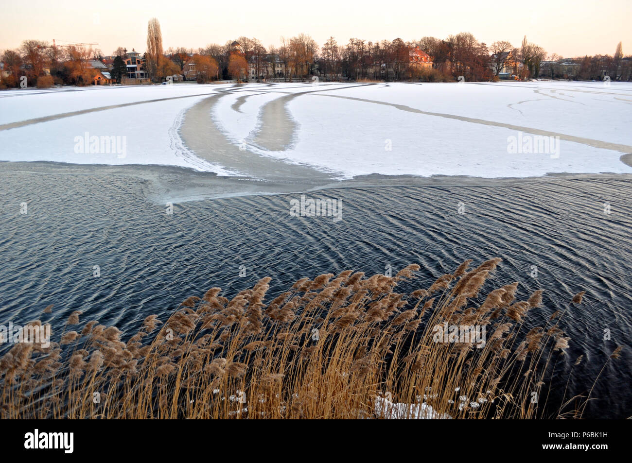 Vues au coucher du soleil de Heiliger voir en hiver, un lac à Potsdam, Brandebourg, Allemagne Banque D'Images