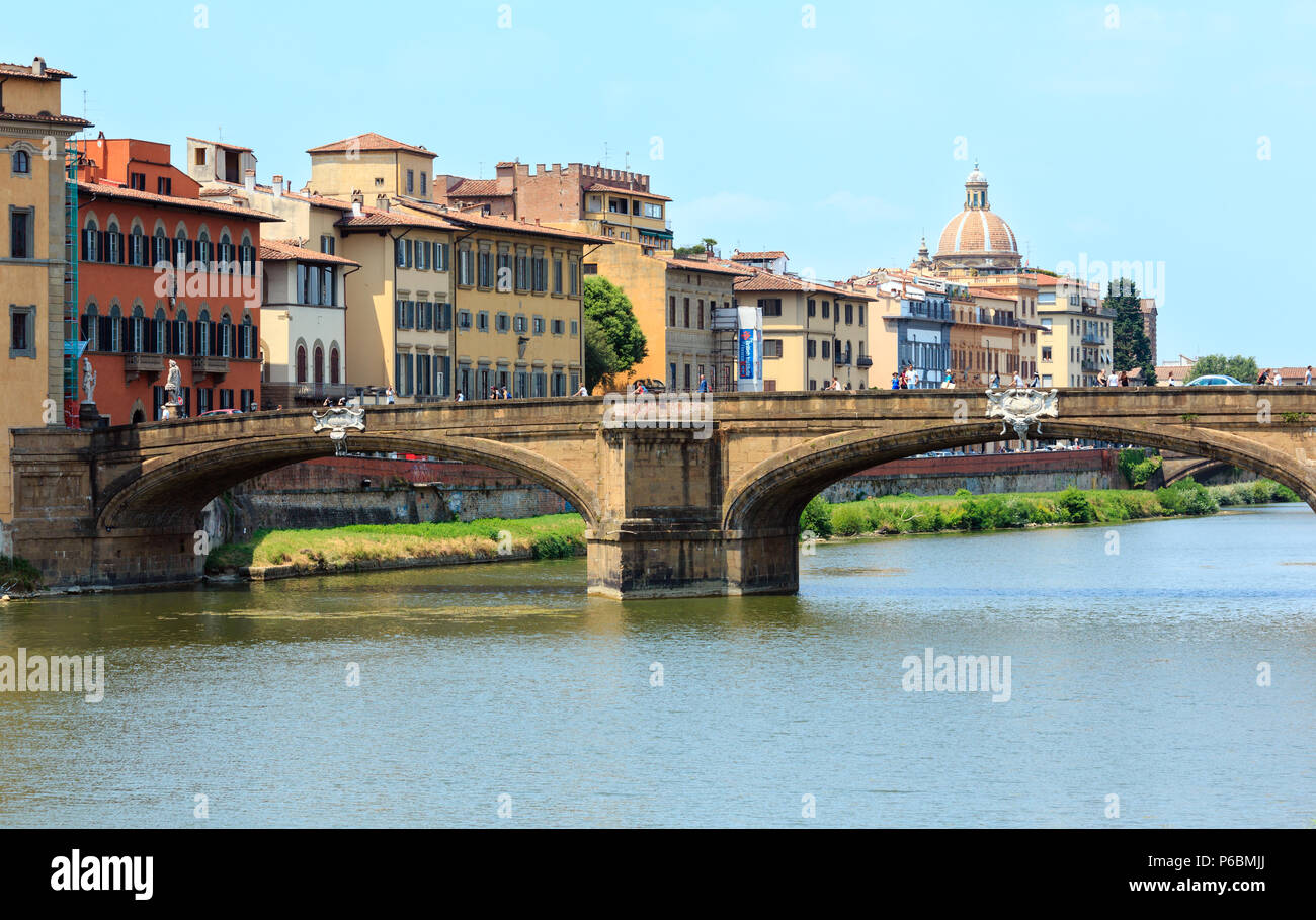 FLORENCE, ITALIE - 23 juin 2017 : passage de pierre médiévale pont Ponte Santa Trinita sur l'Arno. Banque D'Images