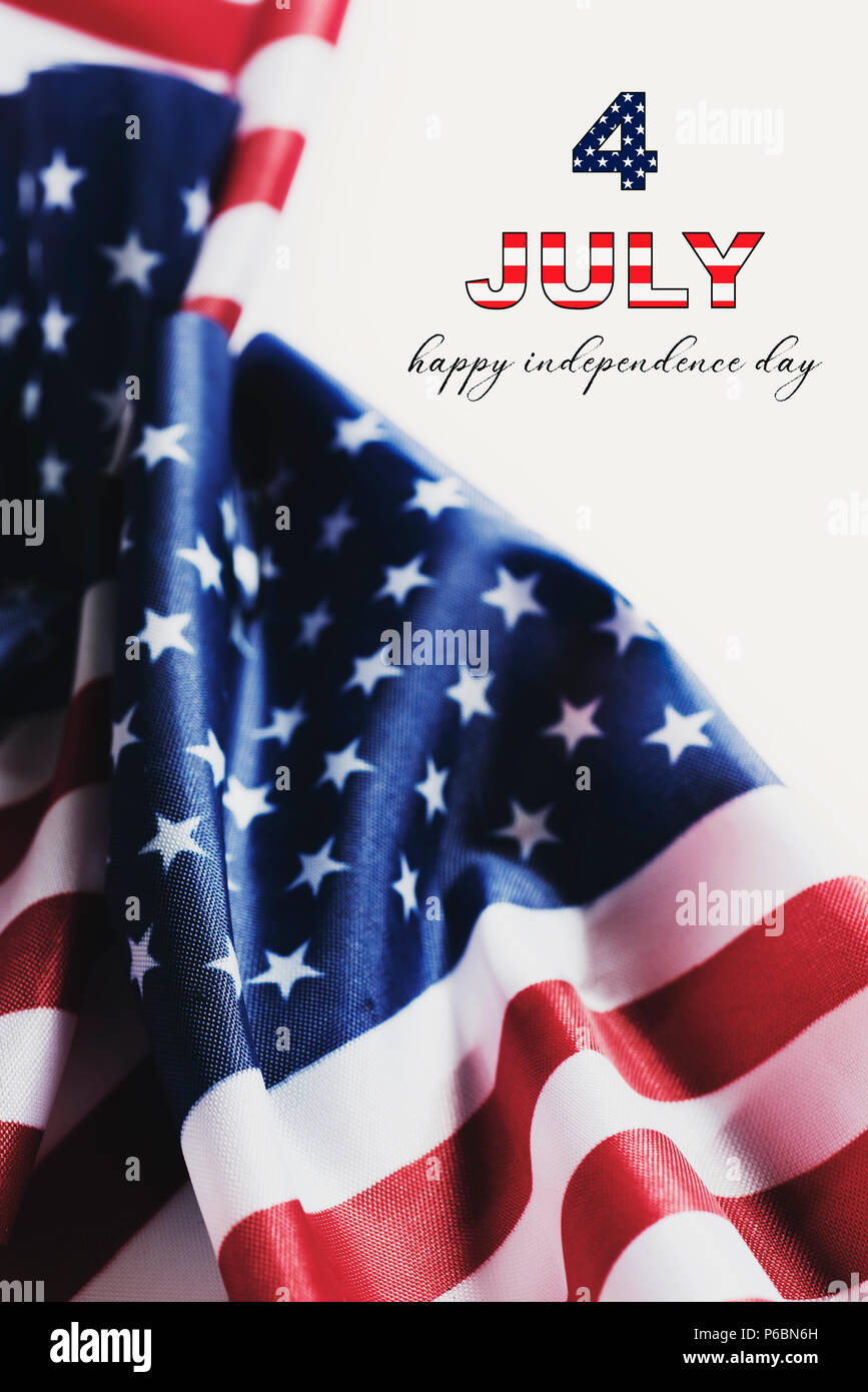 Quelques drapeaux américains et le texte 4 de juillet, joyeuse fête de l'indépendance contre un fond blanc Banque D'Images
