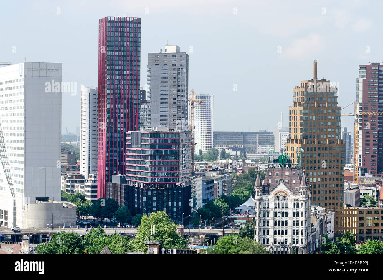 Rotterdam, Pays-Bas, le 3 juin 2018 : vue sur des développements résidentiels sur Wijnhaveneiland qui rapetissent la gratte-ciel historique la Maison Blanche Banque D'Images