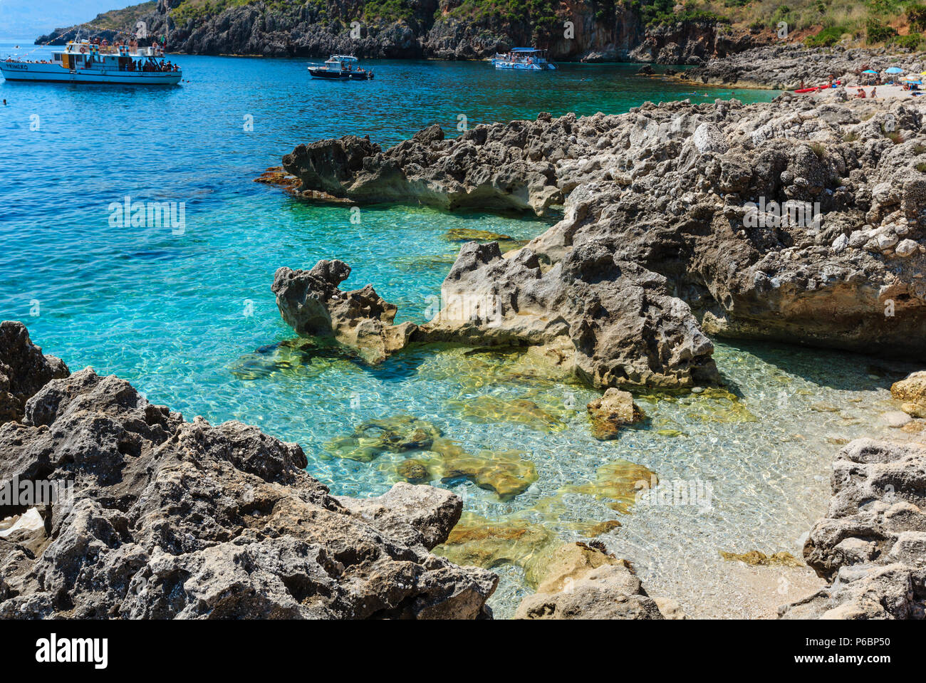 SCOPELLO, SICILE, ITALIE - 17 juin 2017 : Paradise Bay mer dans la réserve naturelle de Zingaro parc avec vue sur la plage et l'eau bleu azur de sentier littoral. Banque D'Images