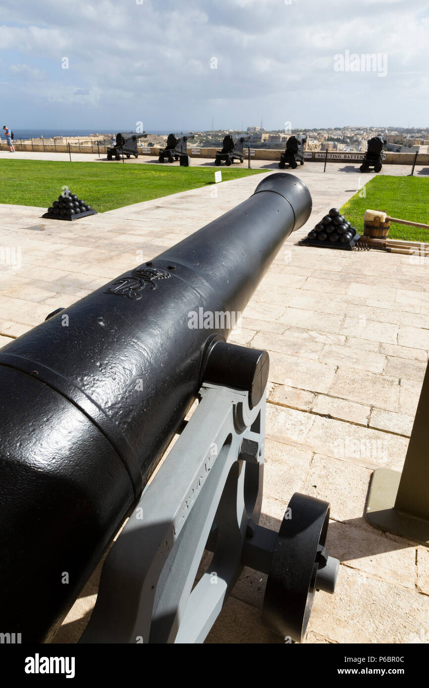 Vue sur cannon / fusil vers la batterie de canons d'artillerie Salut signal ; un signal feux 16h tous les jours, plus le grand port. La Valette, Malte (91 Banque D'Images