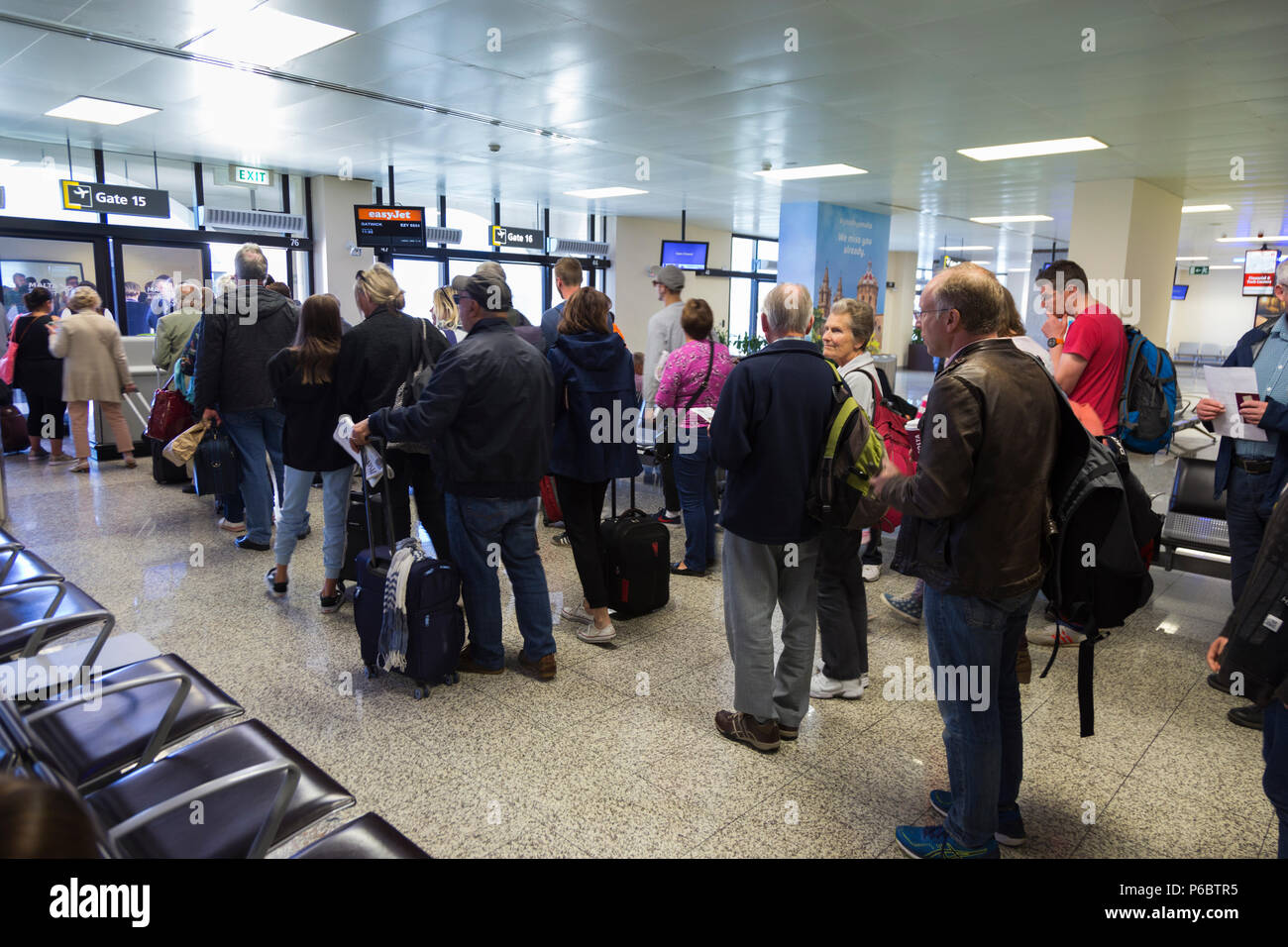 Les passagers Easyjet en file d'attente / / / les files d'attente d'un avion à l'embarquement à l'Aéroport International de Malte 15. (91) Banque D'Images