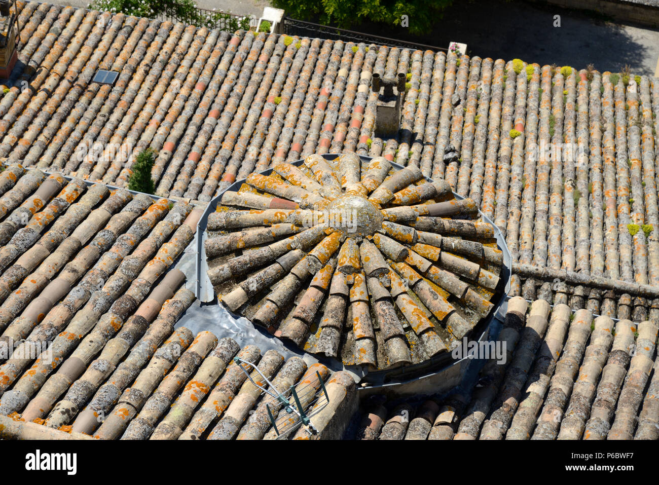 Toiture en tuiles terre cuite en terre cuite Banque de photographies et