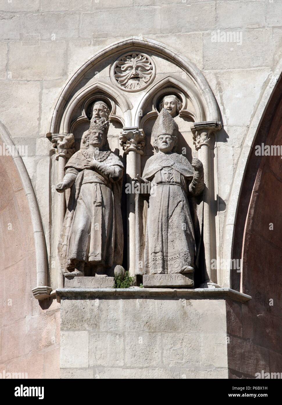 BURGOS. CATEDRAL. DETALLE DECORACION DE LA PORTADA PRINCIPAL. EL REY FERNANDO III DE CASTILLE Y EL OBISPO MAURICIO. Banque D'Images