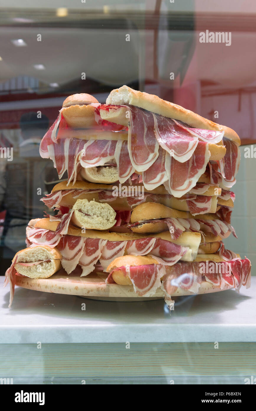 Cuisine espagnole, vue sur une exposition de bocadillos - pain rempli de jambon ibérique - dans un snack-bar à Cordoue (Cordova), Espagne. Banque D'Images